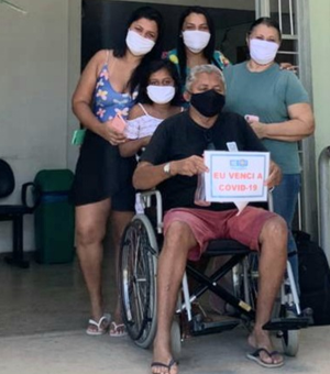 Família curada da Covid-19 comemora alta médica no HE do Agreste