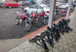 Irmãos são presos após polícia rastrear moto furtada em show e localizar desmanche