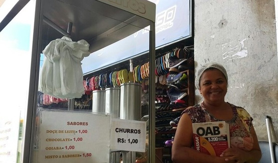 Vendendo churros a R$ 1 por 7 anos, mulher conclui faculdade de direito