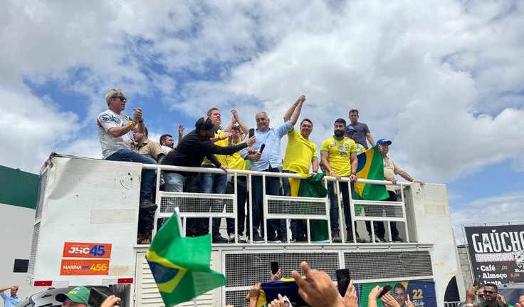 Flávio Bolsonaro desembarca em Arapiraca e detalha propostas de governo; assista