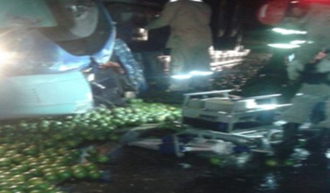 Motorista morre ao capotar caminhão carregado de laranja na rodovia AL-115