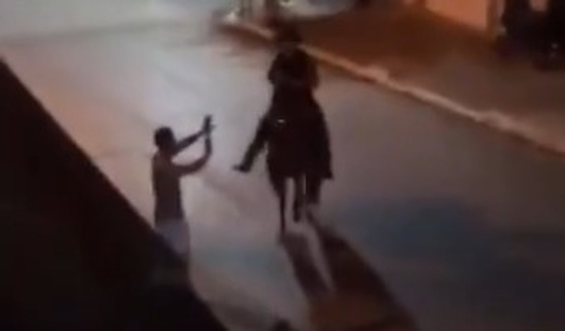 VÍDEO: Homem montado em cavalo dá chicotadas em jovem no meio da rua em Porto Calvo