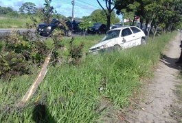 Condutor perde controle e veículo é arremessado em direção a árvore