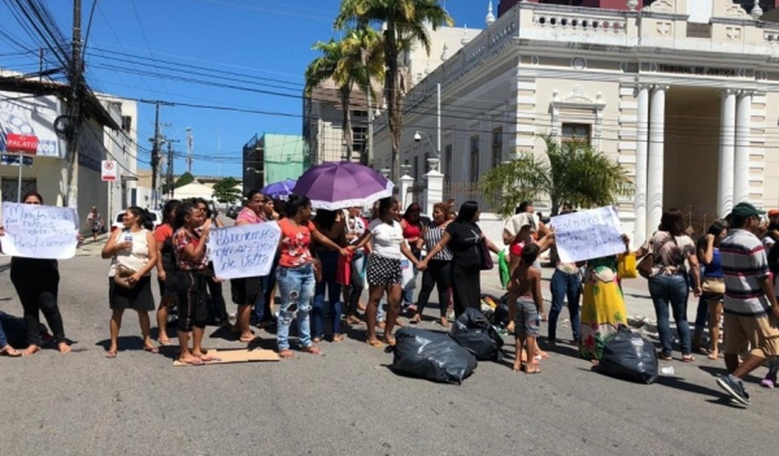 Familiares de reeducandos protestam pelo fim da paralisação dos agentes penitenciários em Maceió