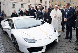 Papa Francisco ganha Lamborghini e decide leiloá-lo