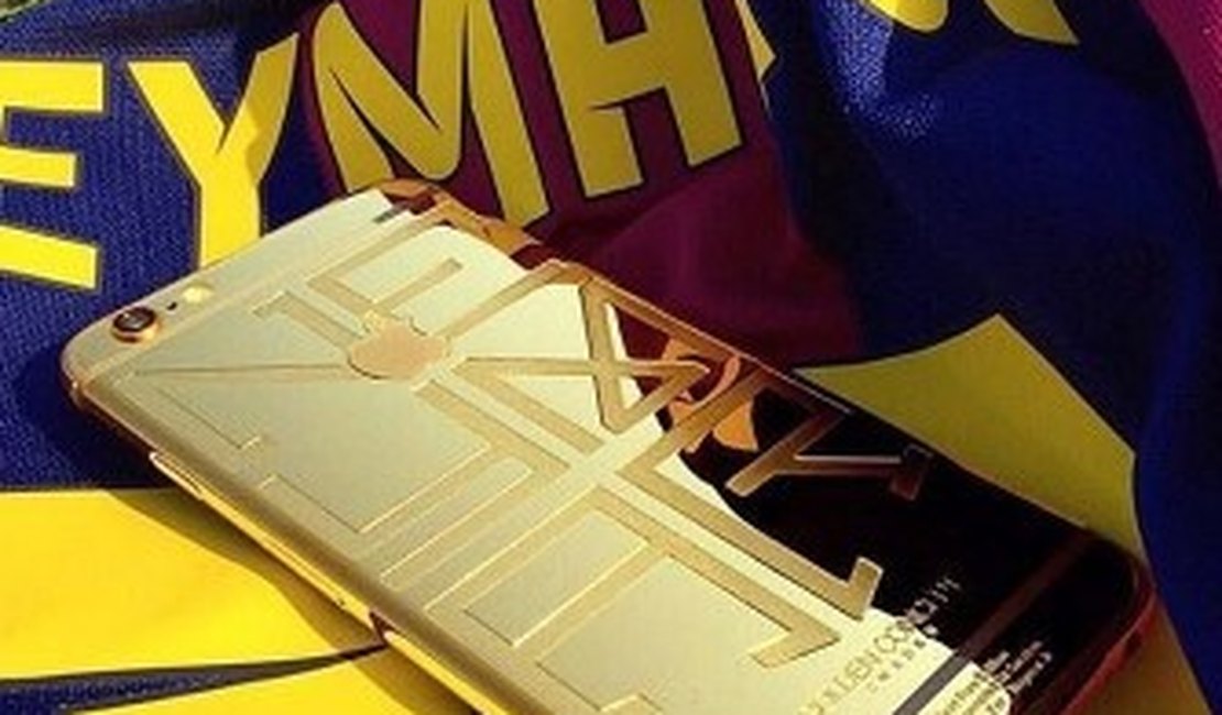 Neymar causa nas redes sociais com celular personalizado de R$ 16 mil