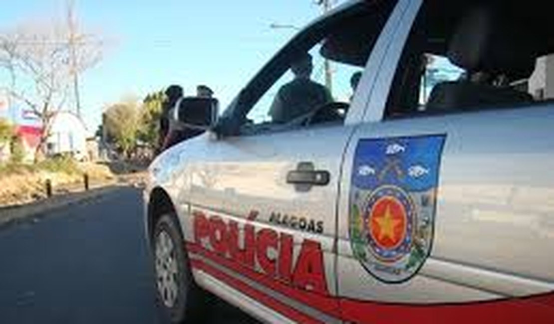 Diretor teatral tem casa invadida, é amarrado e tem carro e outros pertences roubados