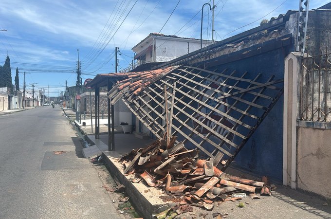 Carro invade calçada e derruba puxadinho de imóvel no bairro Brasília