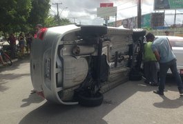 Mulher perde o controle, bate em dois carros em capota o veículo