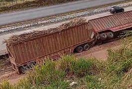 VÍDEO: Carreta canavieira tomba em estrada de acesso à usina em Teotônio Vilela