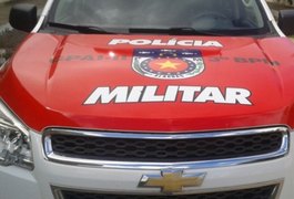 Jovem é executado na porta da residência no bairro Canafístula, em Arapiraca