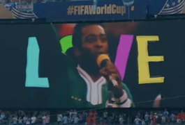 Rei Pelé é homenageado na final da Copa do Mundo com Coldplay e Muppets