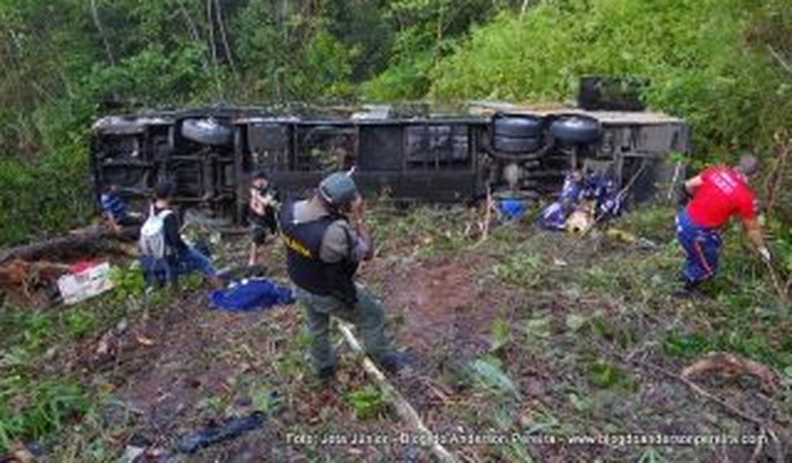 Ônibus do cantor Dorgival Dantas tomba na BR-101 em Pernambuco