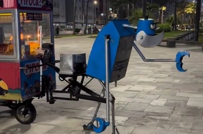 VÍDEO: Pipoqueiro cria robô ajudante com materiais recicláveis e triplica vendas no litoral de SP