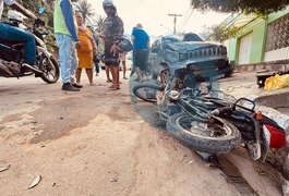 Acidente envolve três veículos enquanto motorista fazia retorno no bairro Cacimbas