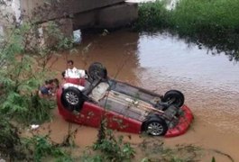 Condutor embriagado fica ferido após cair com carro dentro de rio