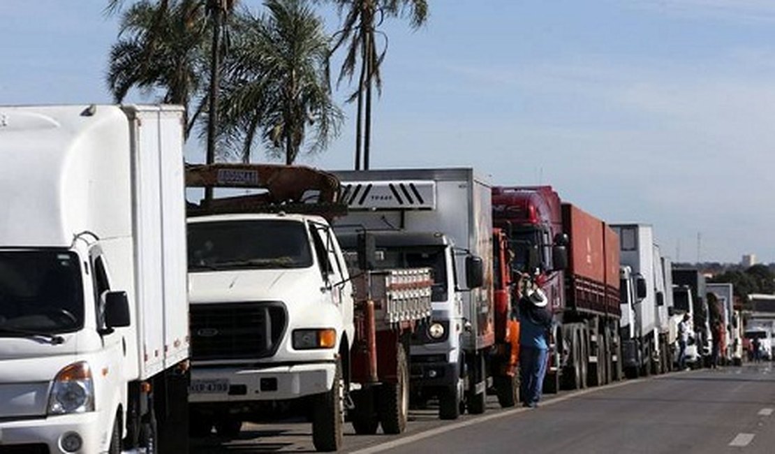 Caminhoneiros podem paralisar atividades a qualquer momento, diz representante do CNT