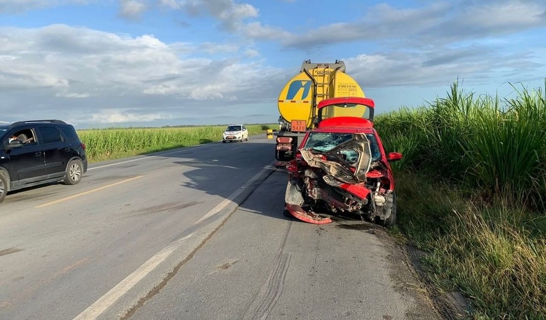 Colisão entre carro e caminhão de açúcar é registrado na BR-424