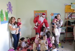 3º BPM entrega presentes de Natal a crianças do bairro Manoel Teles, em Arapiraca