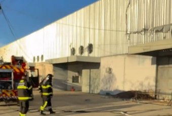 Incêndio de grandes proporções atinge galpão do Polo de Confecções em Delmiro Gouveia
