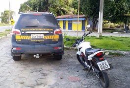 PRF apreende menores com motocicleta roubada e arma de fogo