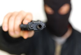 Casal armado invade e assalta motel, no Barro Duro, em Maceió