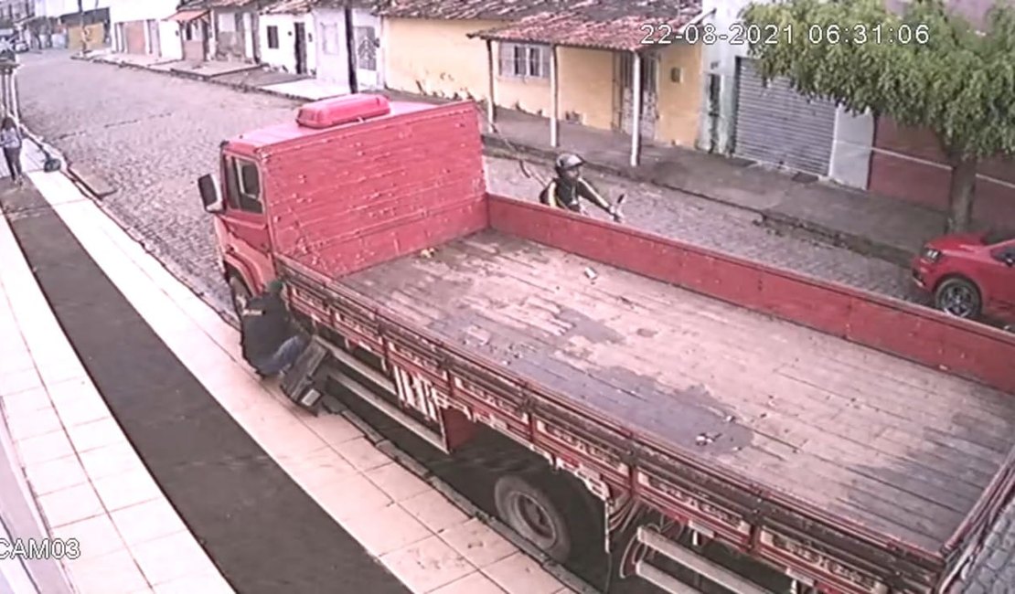 Vídeo: Ladrões furtam baterias de caminhão na Feira da Fumageira, em Arapiraca