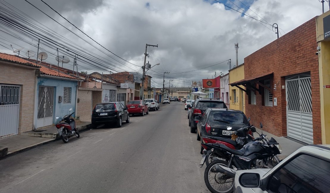 Dupla armada assalta loja e foge com produtos, dinheiro e celulares de clientes em Arapiraca