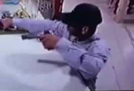 Vídeo mostra homem fingindo ser entregador antes de assaltar lanchonete em Arapiraca; ASSISTA