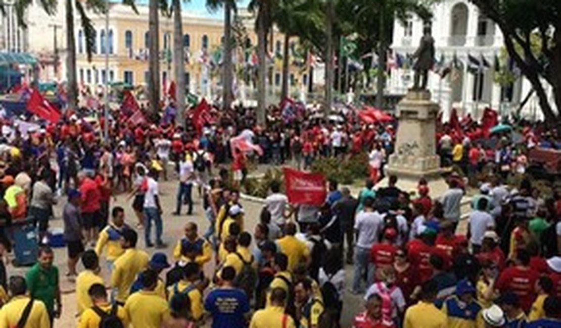 Centenas de trabalhadores vão às ruas protestar contra reforma da Previdência em Maceió