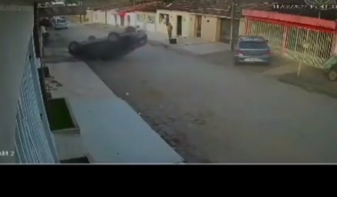 Carro de motorista que estava aprendendo a dirigir capota em União dos Palmares, AL