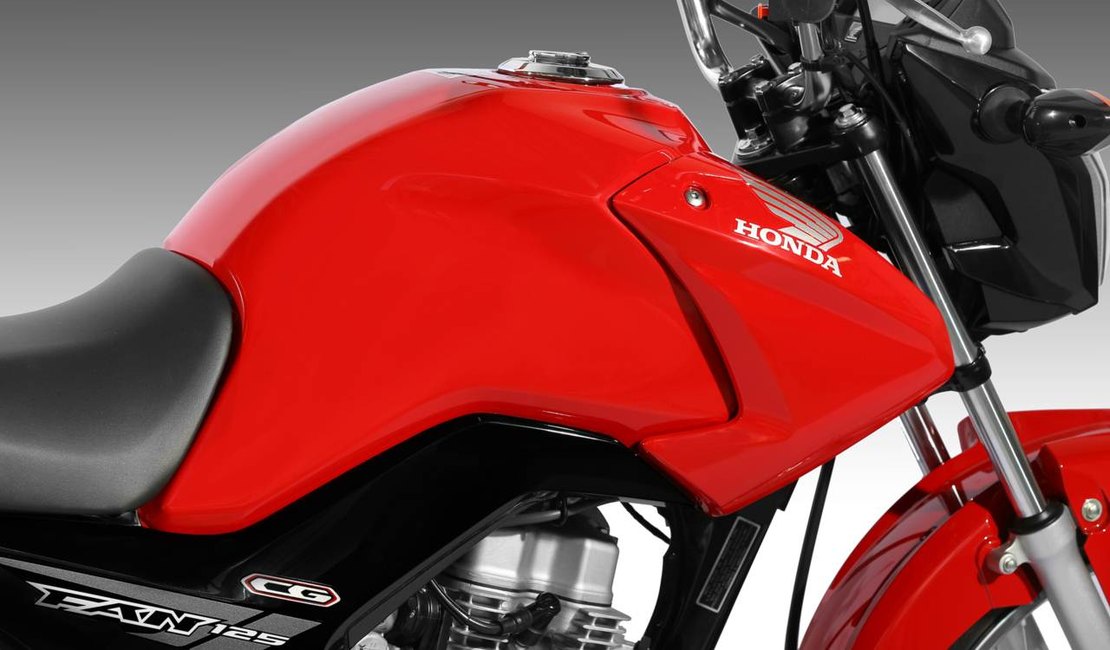 Menor é apreendido com arma e moto roubadas, em Arapiraca