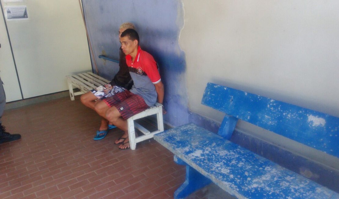 Dupla suspeita de assaltos é detida em flagrante dentro de van, em Arapiraca