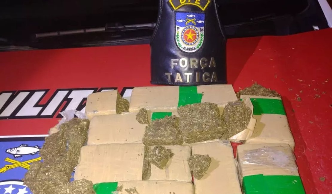 Dupla foge e polícia apreende mais de 4 kg de maconha em Maceió
