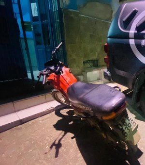 Polícia prende dois criminosos procurados pelo roubo de uma moto em Arapiraca