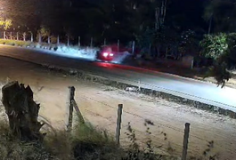 Câmera flagra criminosos assaltando motociclista em rodovia entre Craíbas e Arapiraca