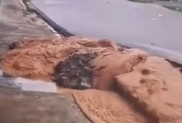 Rompimento de asfalto e transbordamento de lama assustam moradores no bairro Bom Parto, em Maceió