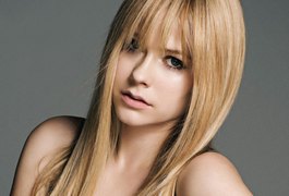 Avril Lavigne aparece irreconhecível sem o look 'dark'