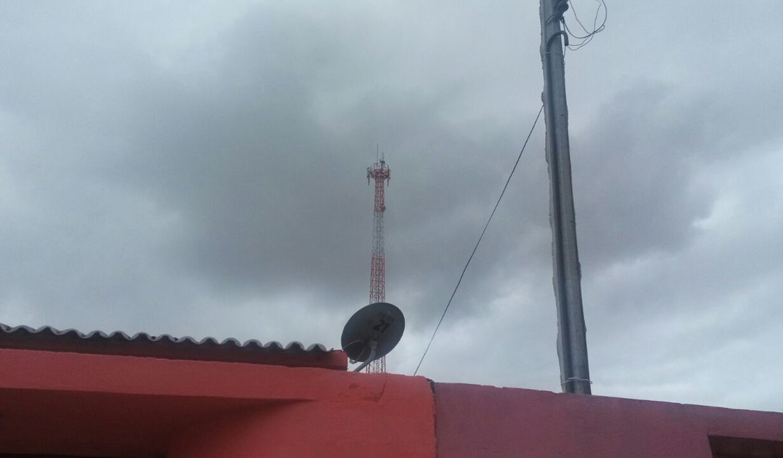 Moradores denunciam falta de iluminação em torre de telefonia no Manoel Teles, em Arapiraca