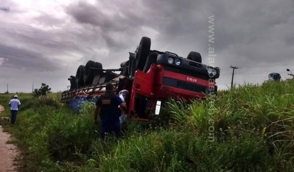 Caminhão capota e deixa condutor ferido na BR-101, em Teotônio Vilela