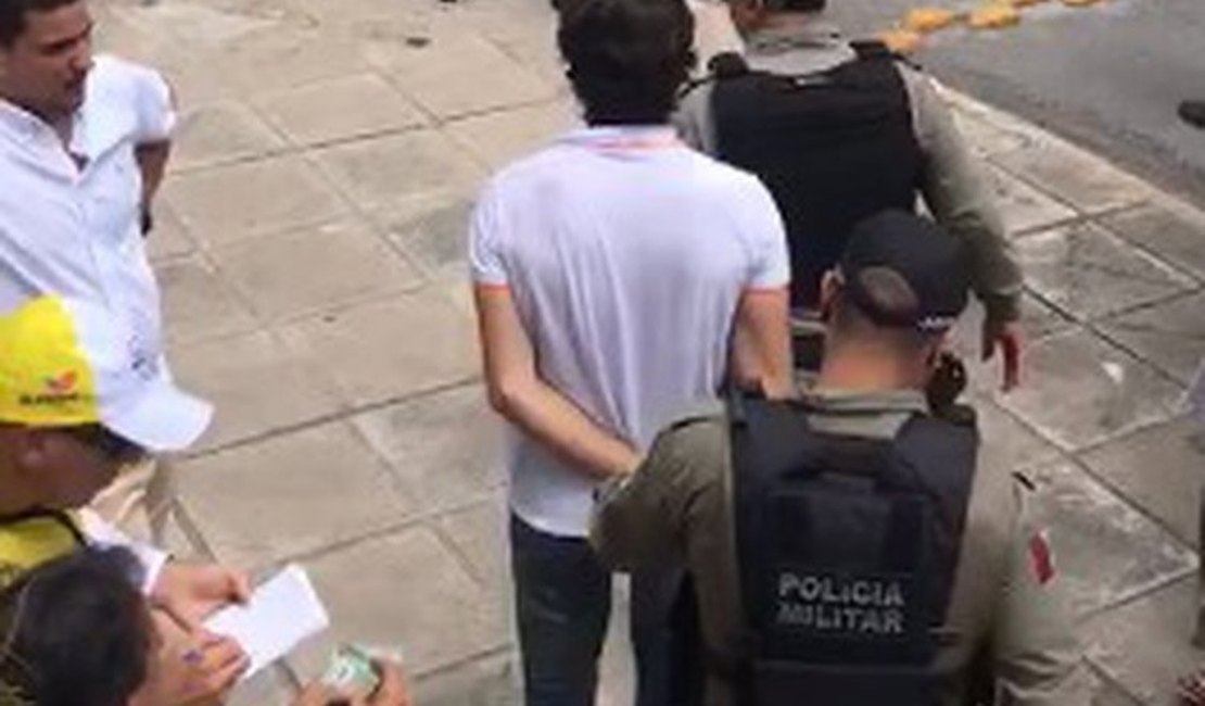 Homem é preso ao tentar roubar corrente de ouro de idoso, em Maceió