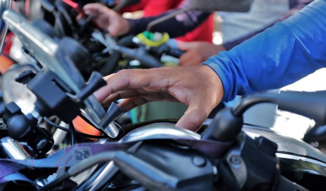 Passageiro armado e comparsa roubam motociclista de aplicativo em corrida até o Residencial Agreste