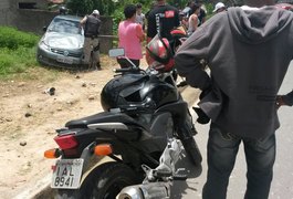 Veículo colide com moto e capota na Rua São Roque, em Arapiraca