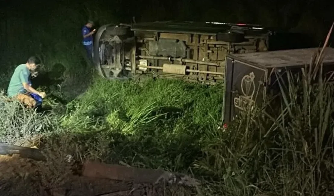 Van do Instituto Superar tomba em ribanceira e deixa feridos, na BR-316 em Atalaia