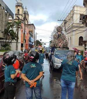 Procissão da padroeira de Maceió reúne fiéis em carreata pela cidade
