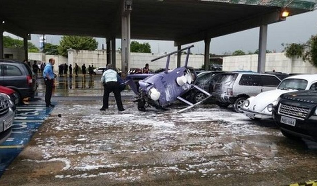 Helicóptero da Rede TV! cai sobre carros em estacionamento de São Paulo