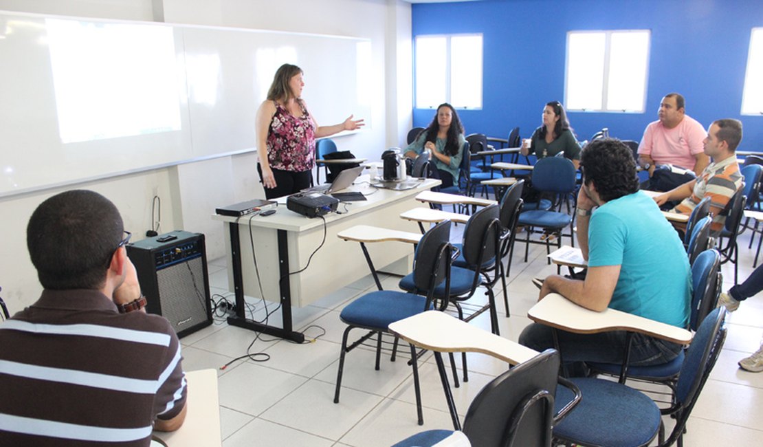 Quase metade dos alunos que entraram na graduação em 2010 desistiram do curso