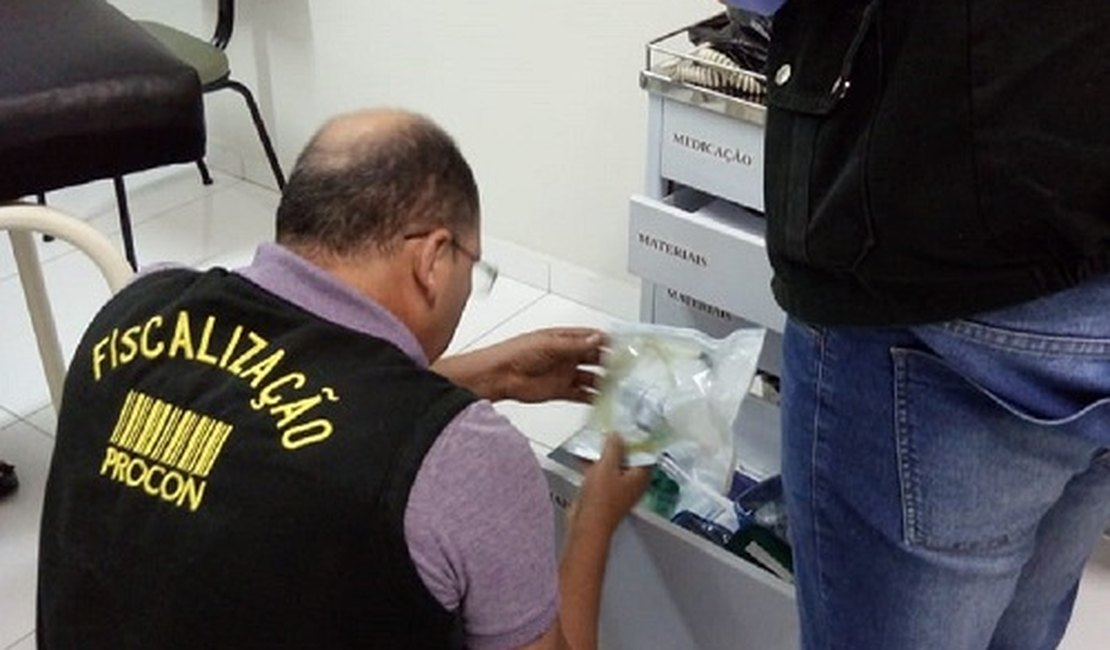 Durante fiscalização, Procon recolhe dezenas de medicamentos vencidos, em Arapiraca