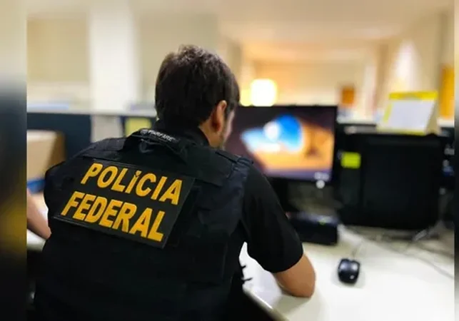 PF flagra passageiro com anabolizantes e emagrecedores em mala