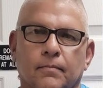 Embalsamadora é presa após arrancar o pênis do cadáver de criminoso sexual e colocá-lo na boca dele